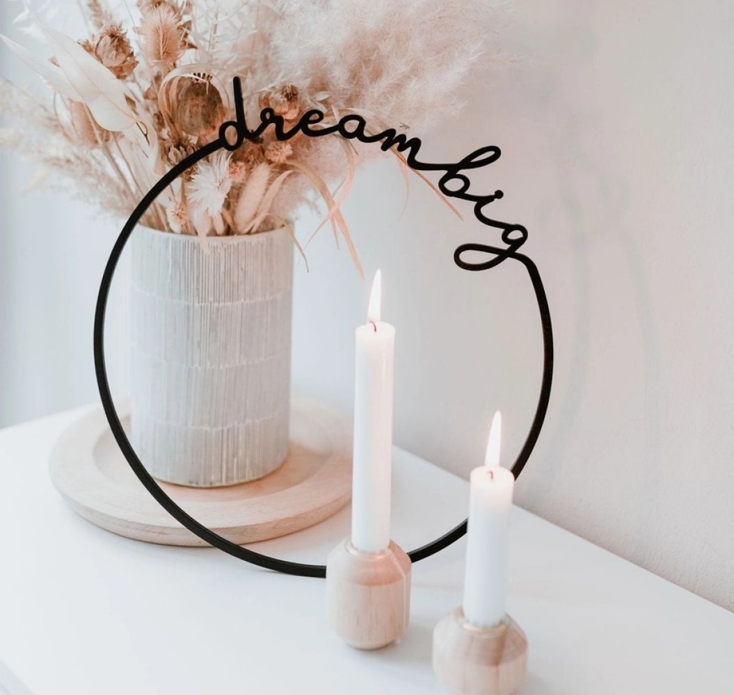 Holzkranz Dream Big Schwarz – moderner, laser­geschnittener Holzkranz für stilvolle Wand- und Raumdekoration