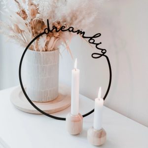 Holzkranz Dream Big Schwarz – moderner, laser­geschnittener Holzkranz für stilvolle Wand- und Raumdekoration