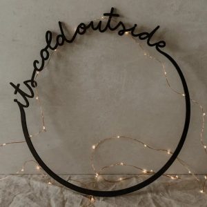 Holzkranz Its Cold Outside – schwarzer, laser­geschnittener Holzkranz für moderne Winter- und Weihnachtsdekoration
