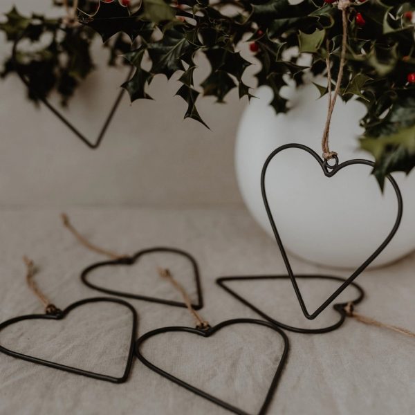 Metallherz Anhänger Set Sechsteilig – minimalistisches 6er Set aus Metall mit Kordel zum Aufhängen